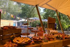 Buiten-trouwen-met-taartjes-in-de-natuur