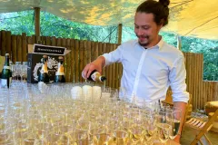 Festival-trouw-locatie-en-samen-toasten