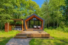 Tinyhouse-met-jacuzzi-op-vakantiepark-inTwente-Holten