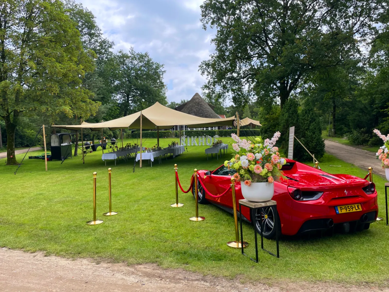 Buiten trouwceremonie in Twente