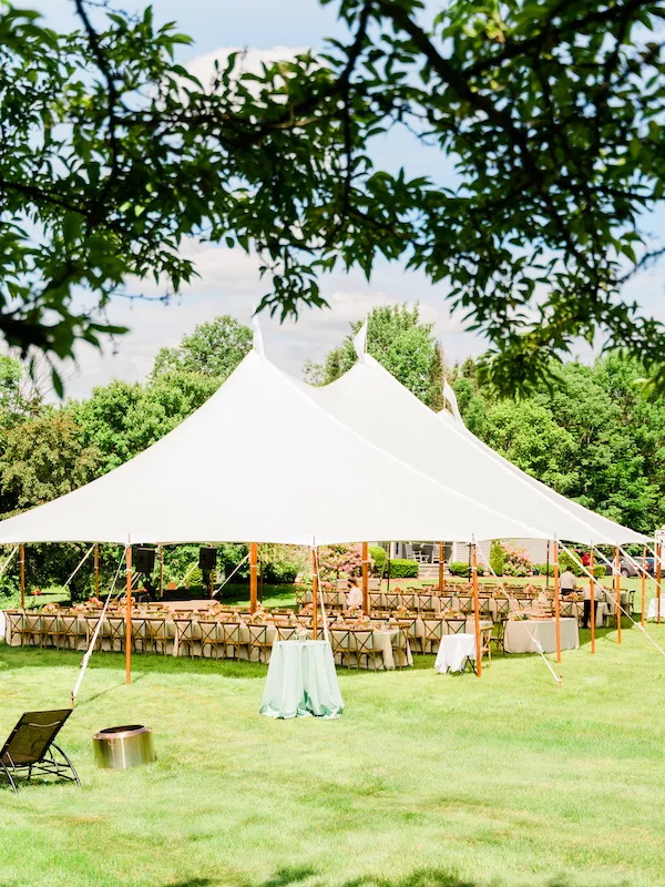 Trouwen in een mooie witte tent in Overijssel