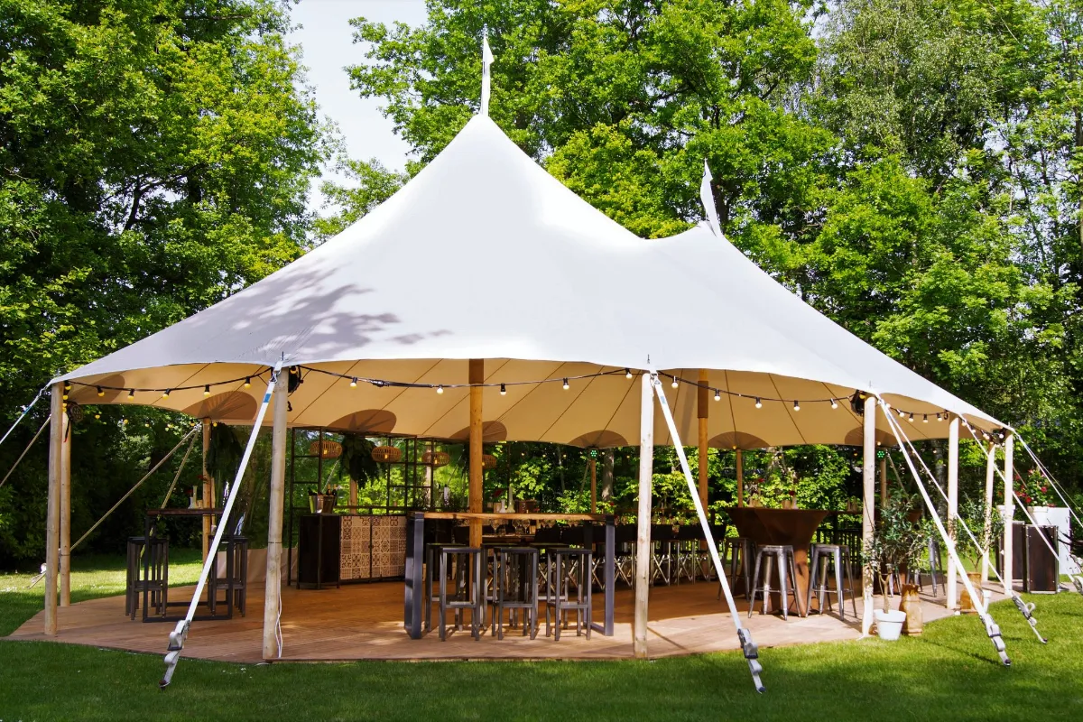 Trouwen in een mooie witte tent in Overijssel Trouwen in een mooie witte tent in Overijssel